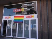 Bandera LGTB a la seu de CCOO d'Osona - Vic